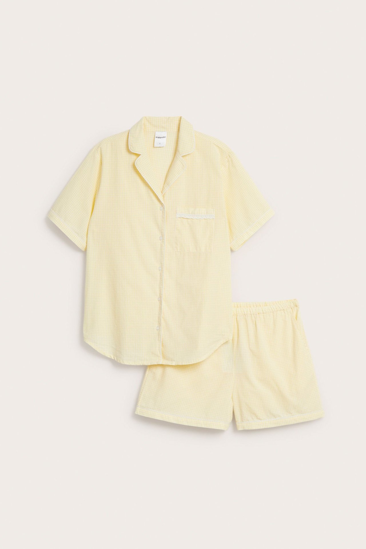 Framifrån: Ljusbeige rutigt pyjamasset i bomull med kortärmad topp och matchande shorts.