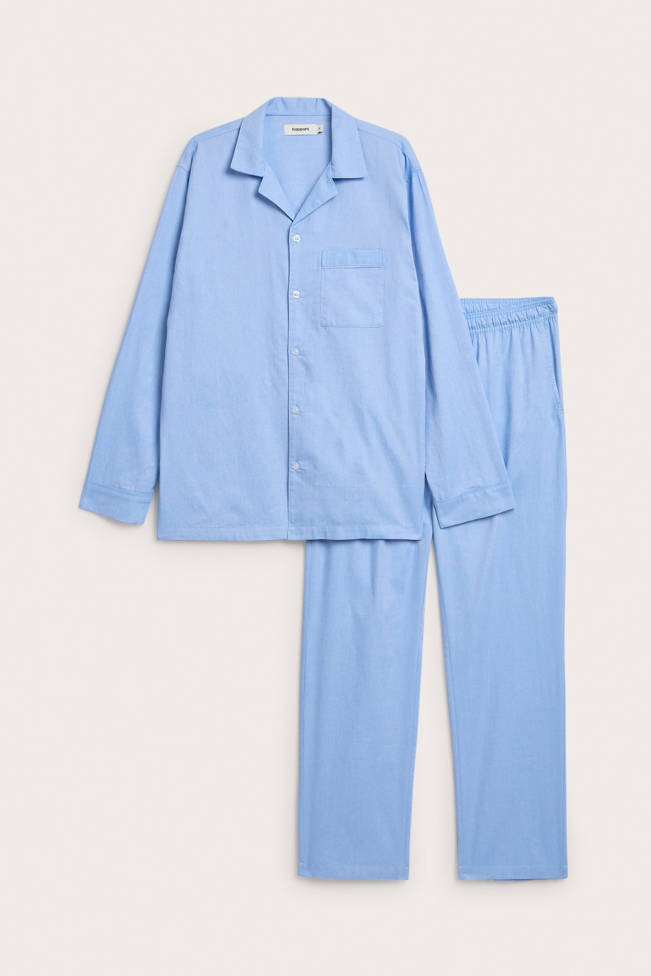 Frontvisning: lyseblått herrepyjamassett i Oxford-bomull, med knappefrontskjorte og bukser med elastisk midje.