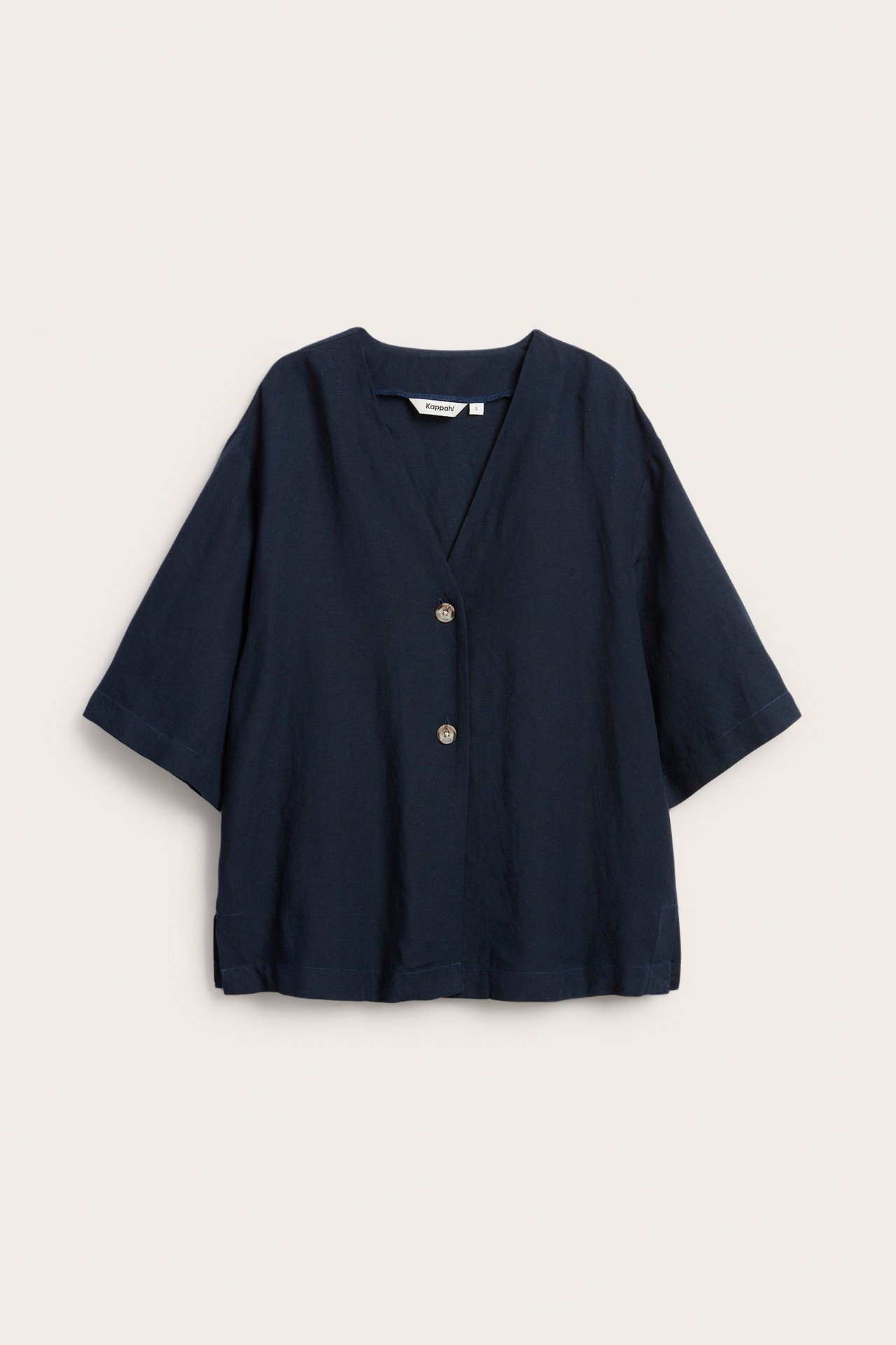 Framsida av mörkblå kortärmad linneskjorta med V-ringning och två ljusbruna knappar.