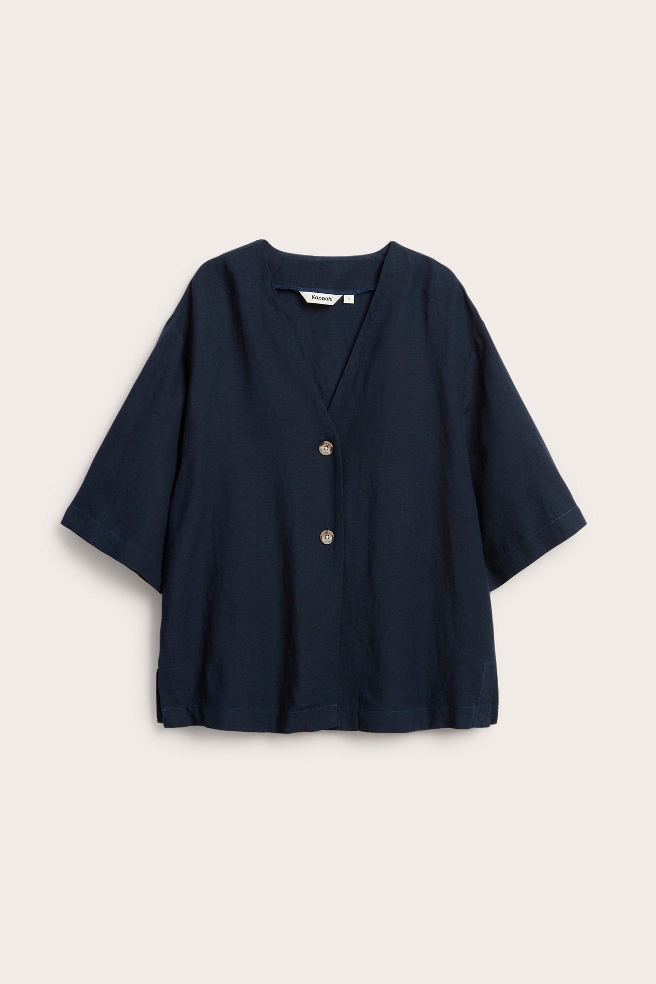 Edestä kuvattu tummansininen lyhythihainen pellavasekoitepaita, jossa V-pääntie ja kaksi vaaleanruskeaa nappia.