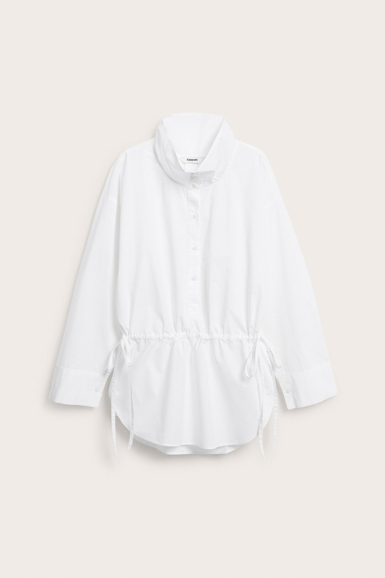 Framifrån, vit poplinskjorta i bomull med ståkrage, halvt knappslå och dragsko i midjan.