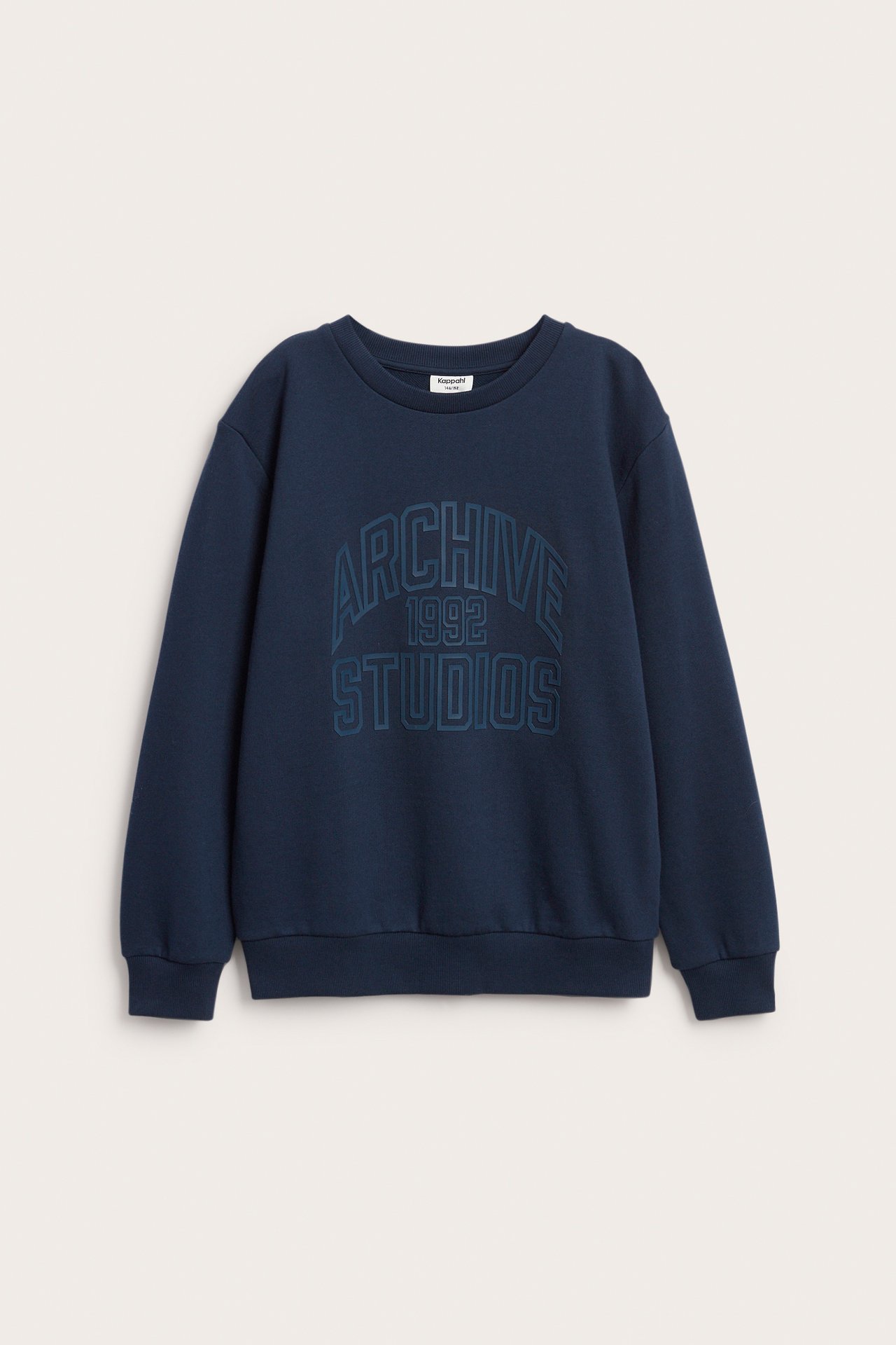 Widok z przodu granatowej bawełnianej bluzy z okrągłym dekoltem i nadrukiem 'ARCHIVE 1992 STUDIOS'.