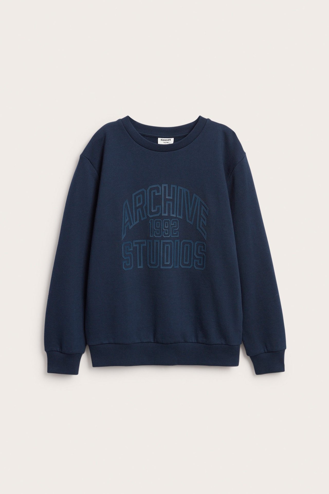 Widok z przodu granatowej bawełnianej bluzy z okrągłym dekoltem i nadrukiem 'ARCHIVE 1992 STUDIOS'.