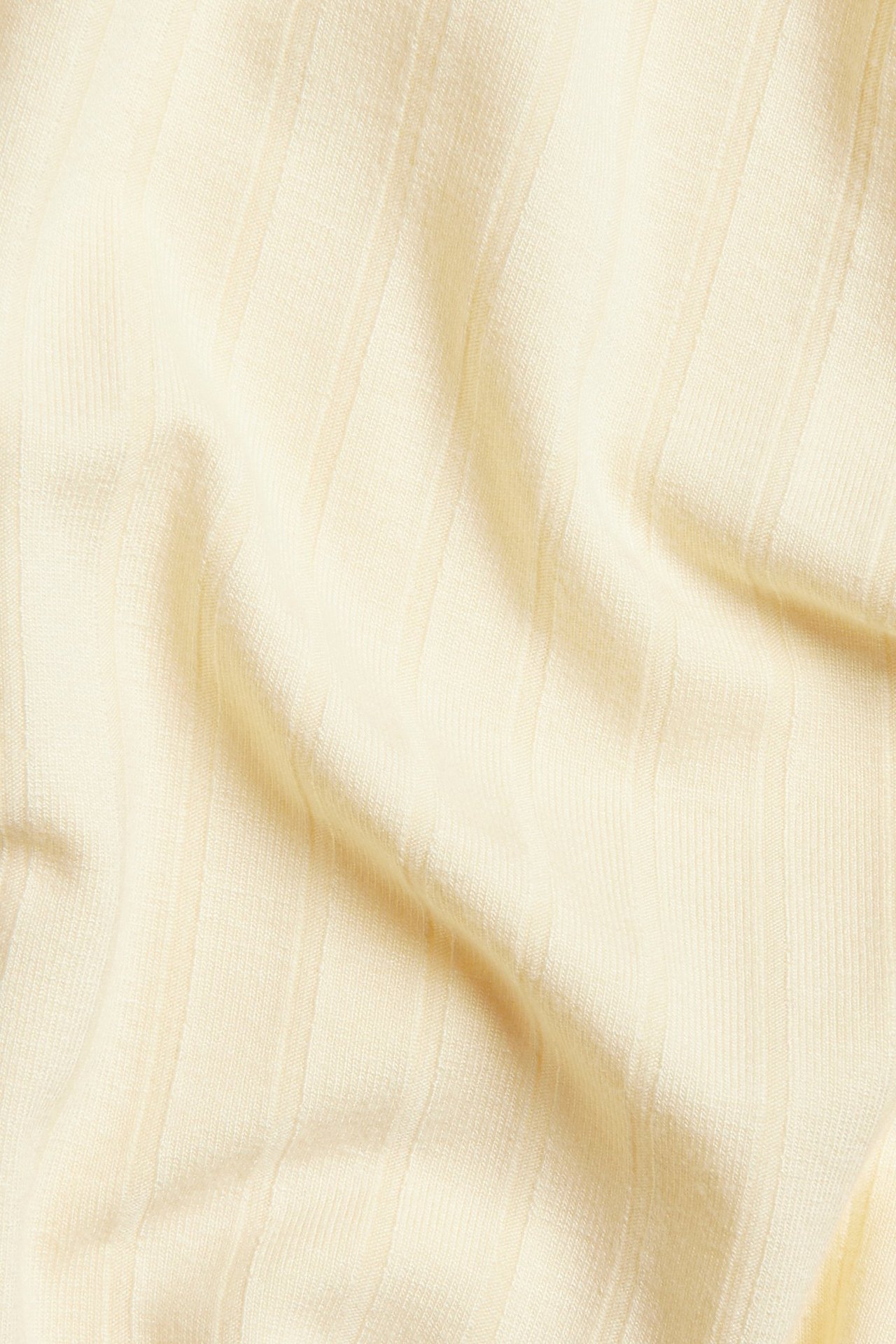 Zbliżenie na jasnożółty prążkowany t-shirt z jednolitej mieszanki wiskozowej.
