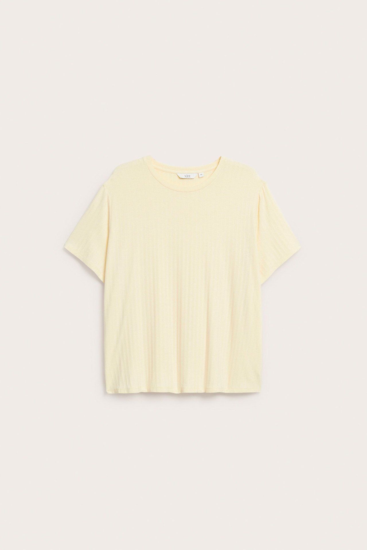Framifrån, en ljusgul, boxig, ribbad kortärmad t-shirt i viskosblandning.