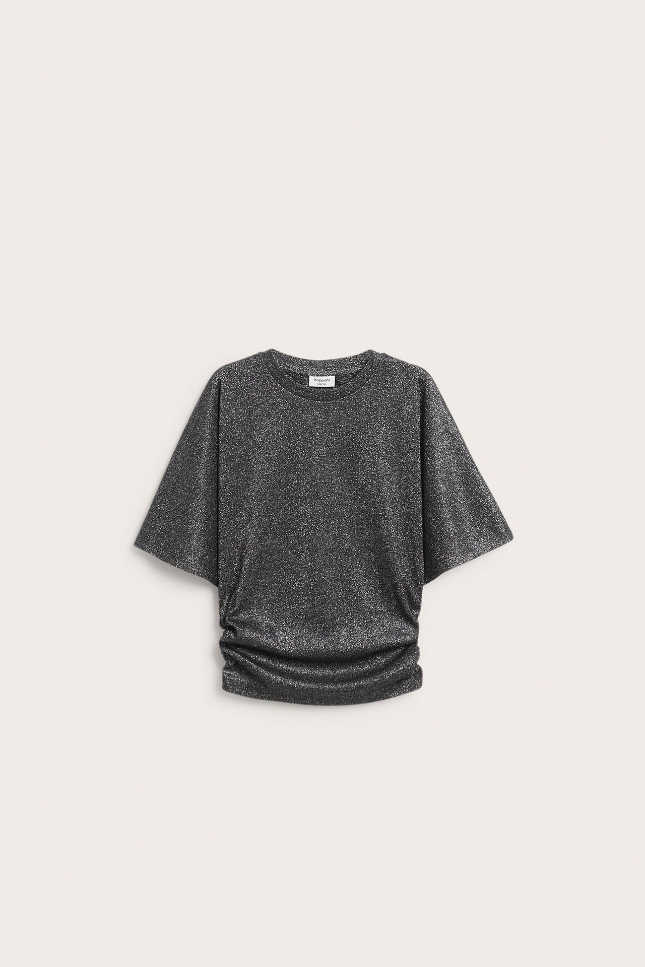 Framifrån, svart glittrig topp med fjärilsärm och rynkade detaljer vid nederkanten.