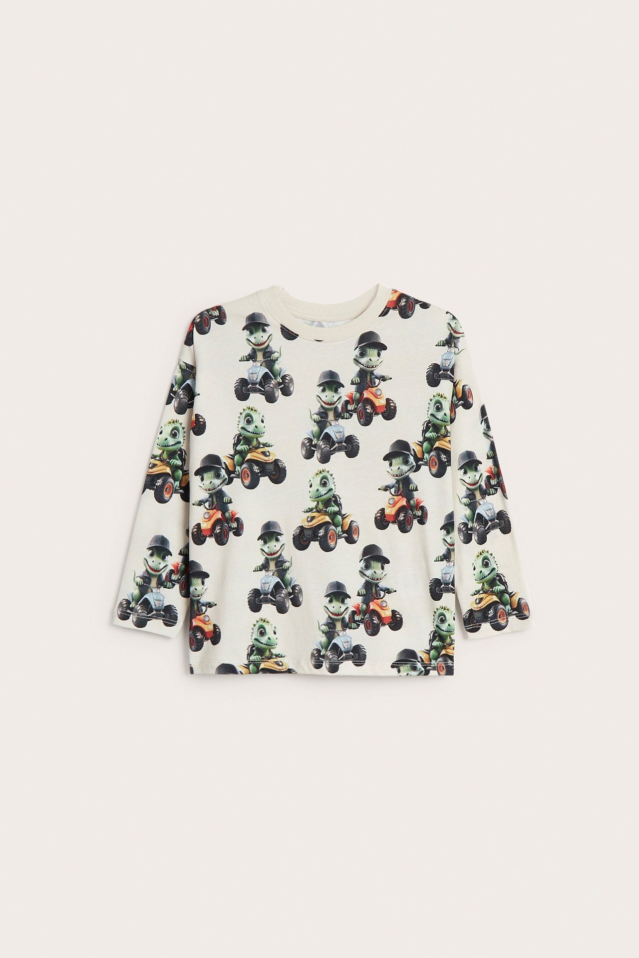 Front, lys beige langermet bomulls-t-skjorte for barn med heldekkende krokodille-på-firehjuling-trykk.