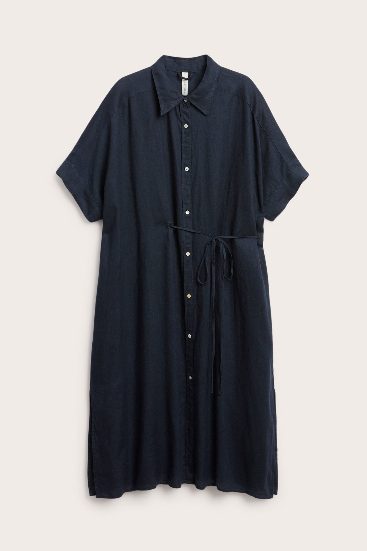 Framifrån, mörkblå skjortklänning i linne med korta ärmar, knappar fram och dragsko i midjan.
