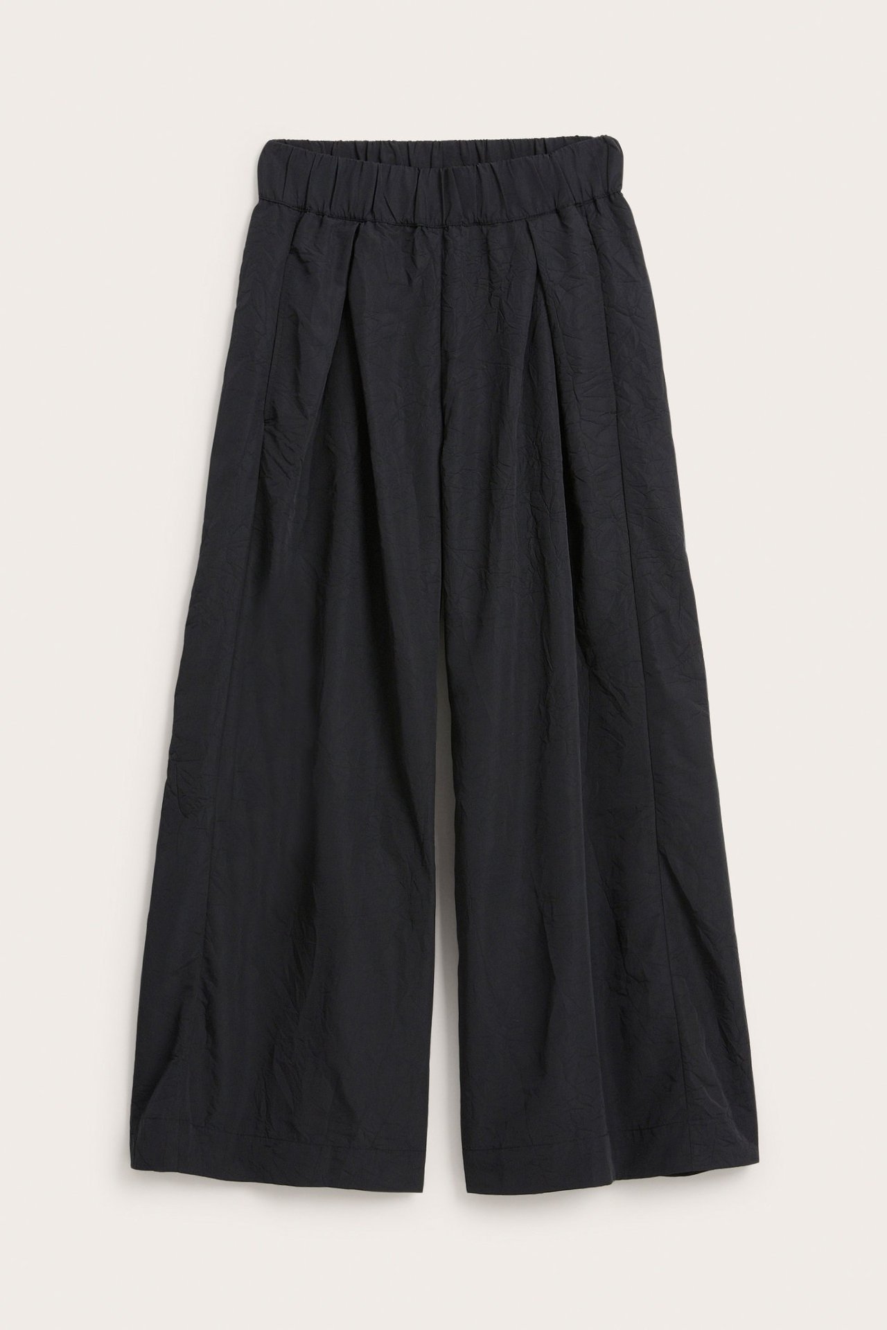 Forfra, sorte vide pull-on bukser i teksturert polyester, med legg og elastisk linning.