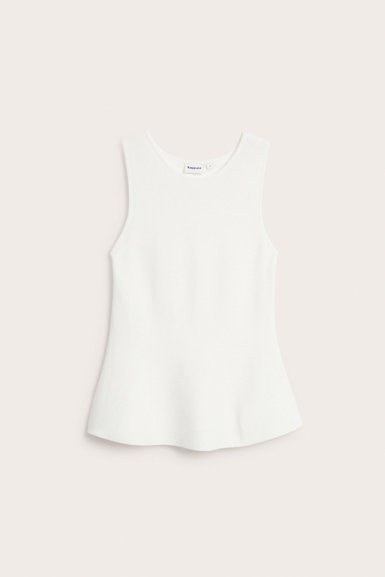 Widok z przodu na dzianinowy top peplum w kolorze ecru, z dekoltem łódkowym i rozkloszowanym dołem.