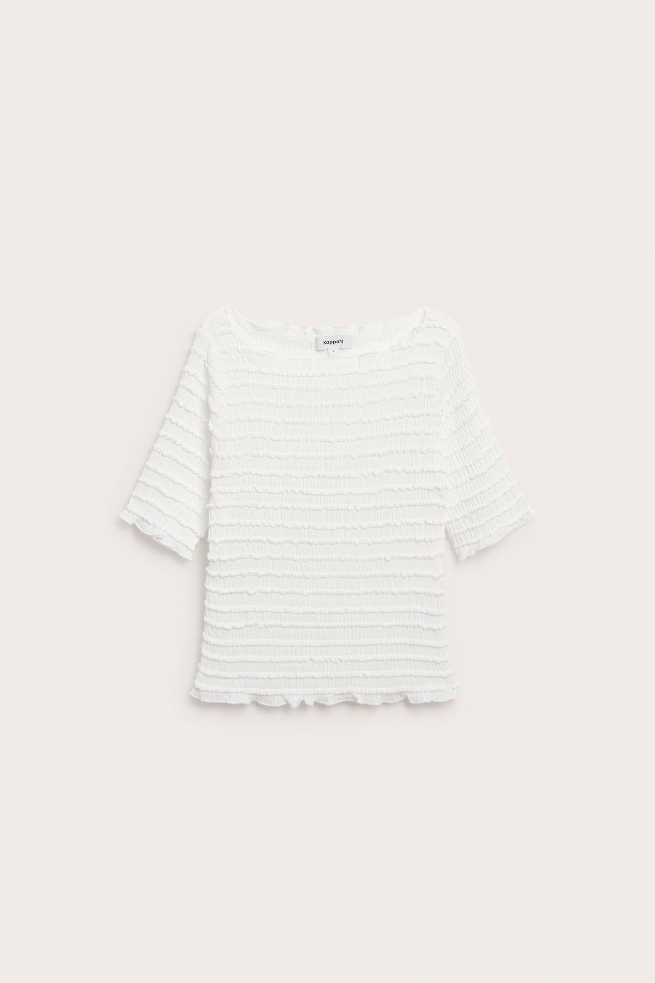 Widok z przodu kremowego, teksturowanego topu z dekoltem łódkowym i krótkimi rękawami.