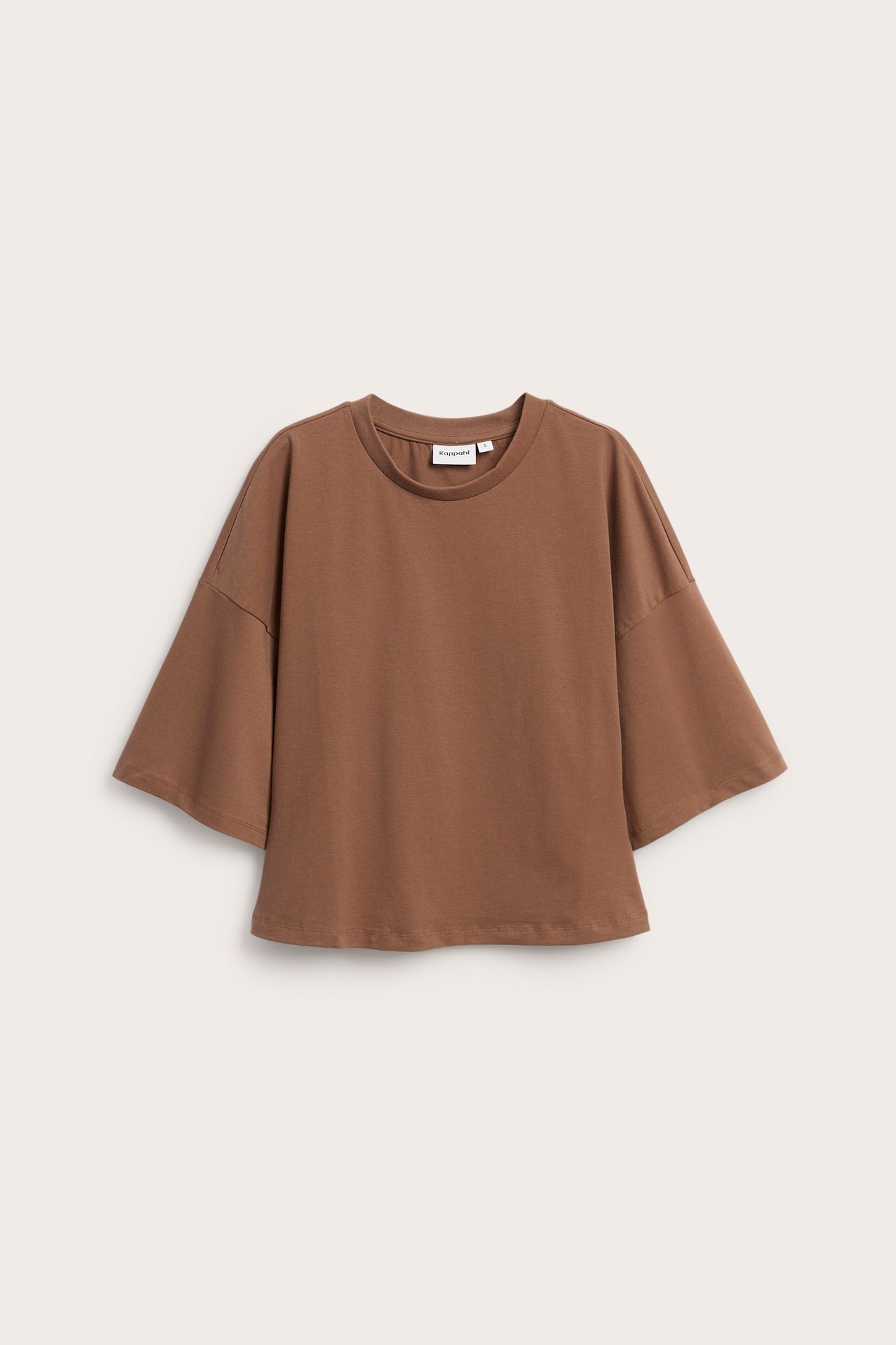 Widok z przodu: gładki brązowy t-shirt z opuszczonymi ramionami, szerokimi krótkimi rękawami i okrągłym dekoltem.