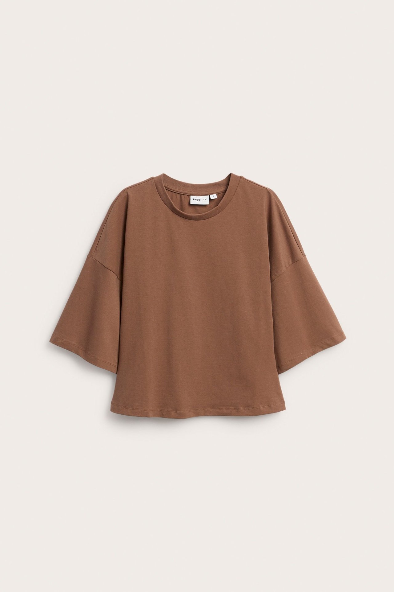Forfra: en ensfarget brun t-skjorte med senkede skuldre, vide korte ermer og rund hals.