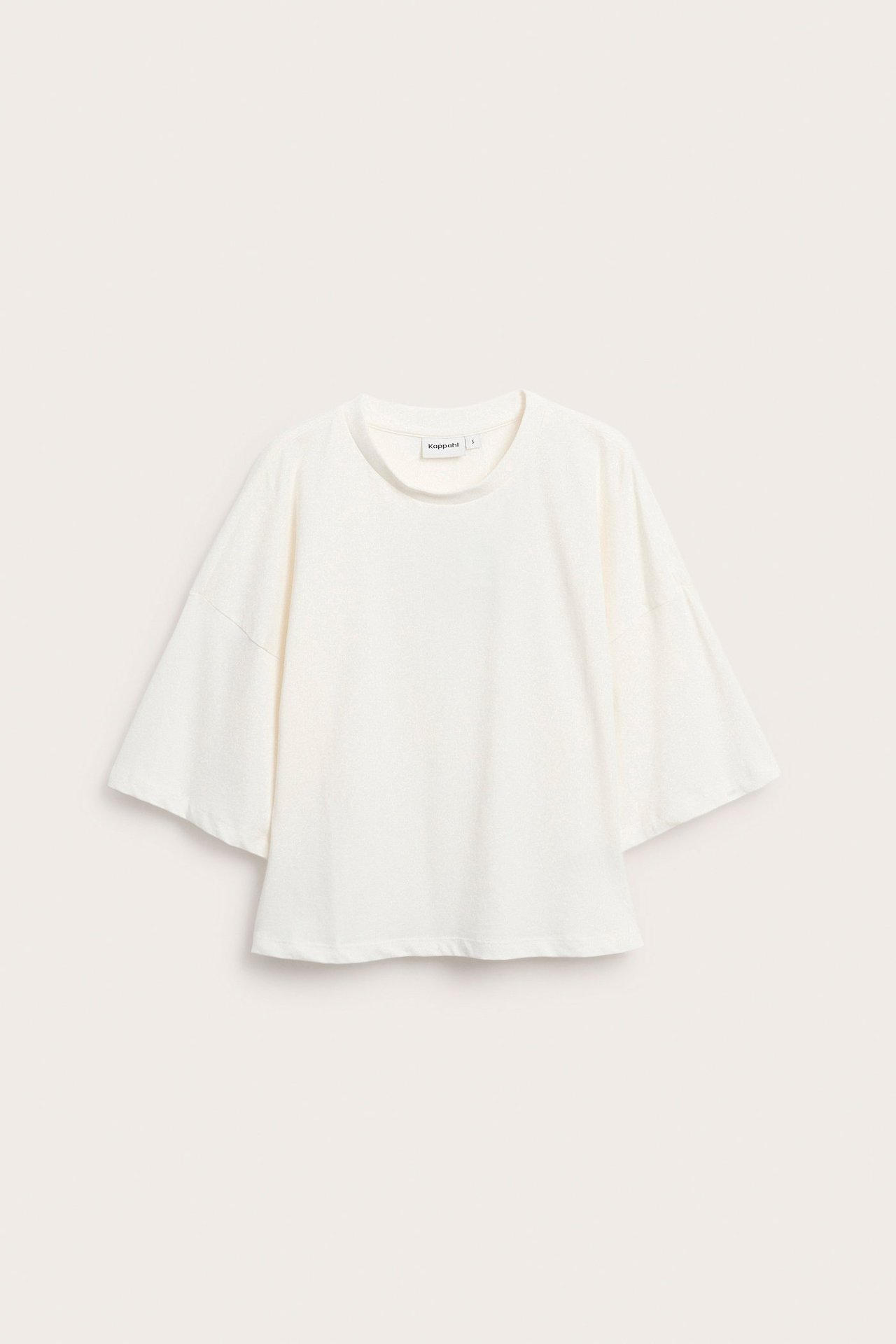 Offwhite, avslappnad t-shirt med nedhasade axlar och vida korta ärmar, framifrån.