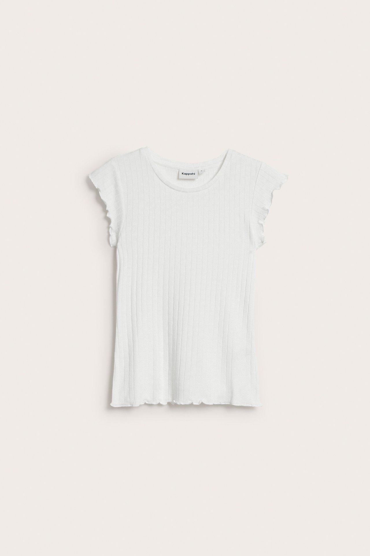 Frontbilde av en offwhite pointelle t-skjorte med korte rysjeermer og bølget kant.