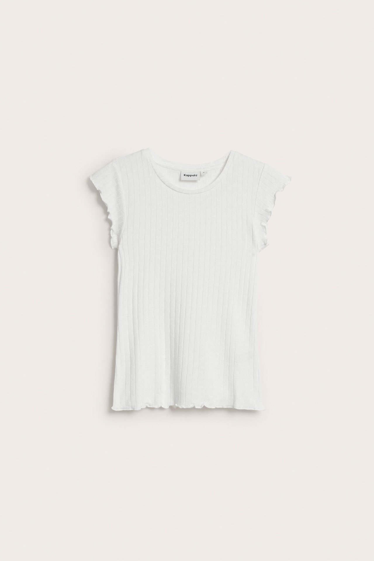 Frontbilde av en offwhite pointelle t-skjorte med korte rysjeermer og bølget kant.