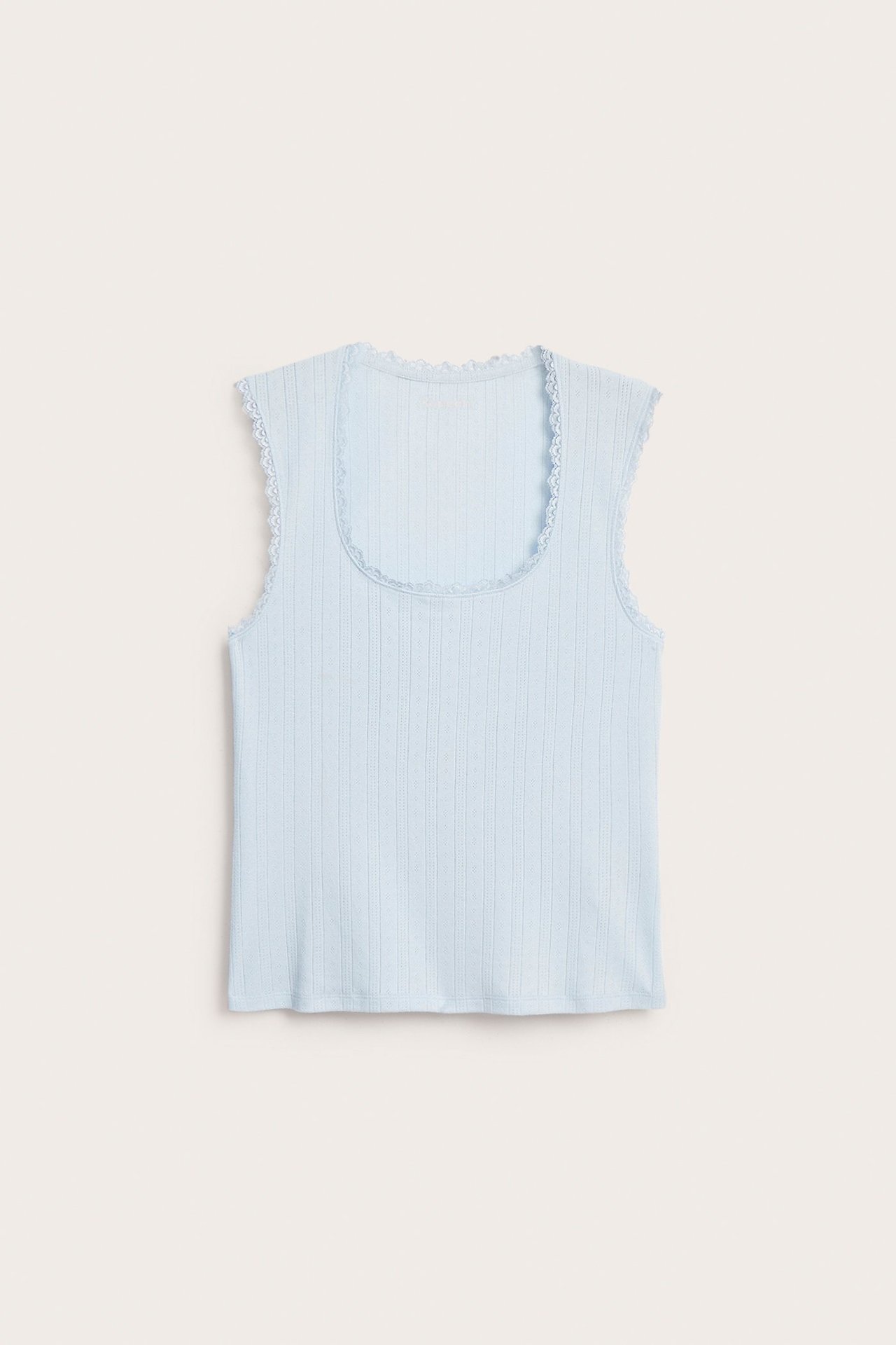 Edestä, vaaleansininen ribattu pointelle pyjamatoppi, jossa on neliökaula-aukko ja pitsireunus.