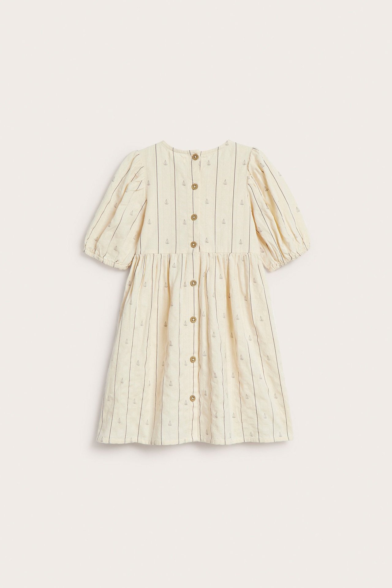 Widok z tyłu: biała bawełniana sukienka dziecięca z krótkim rękawem, w paski, z łódkami, bufiastymi rękawami i guzikami.