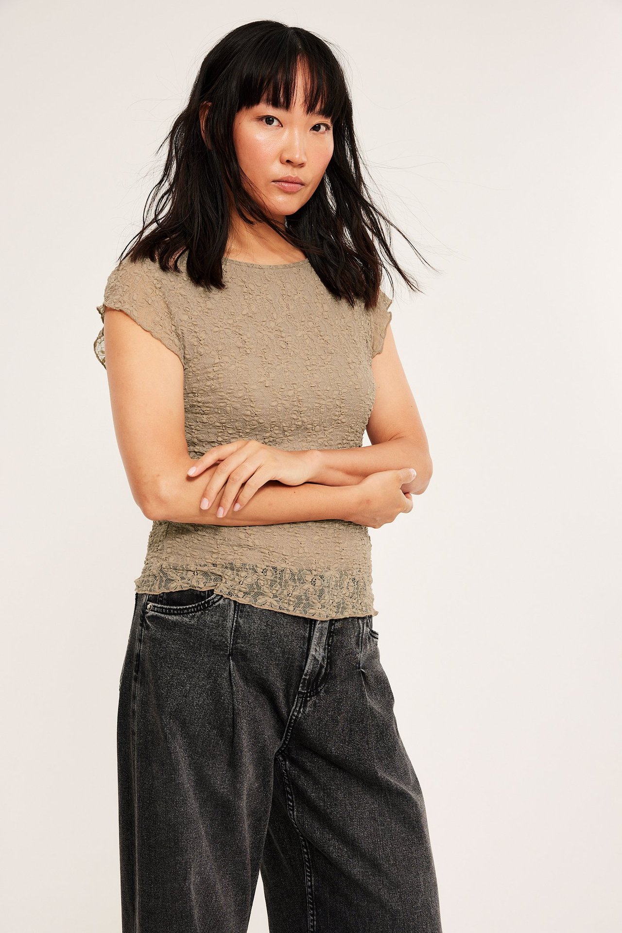 Beżowa top z koronki z krótkim rękawem na Jersey, kobieta, front.