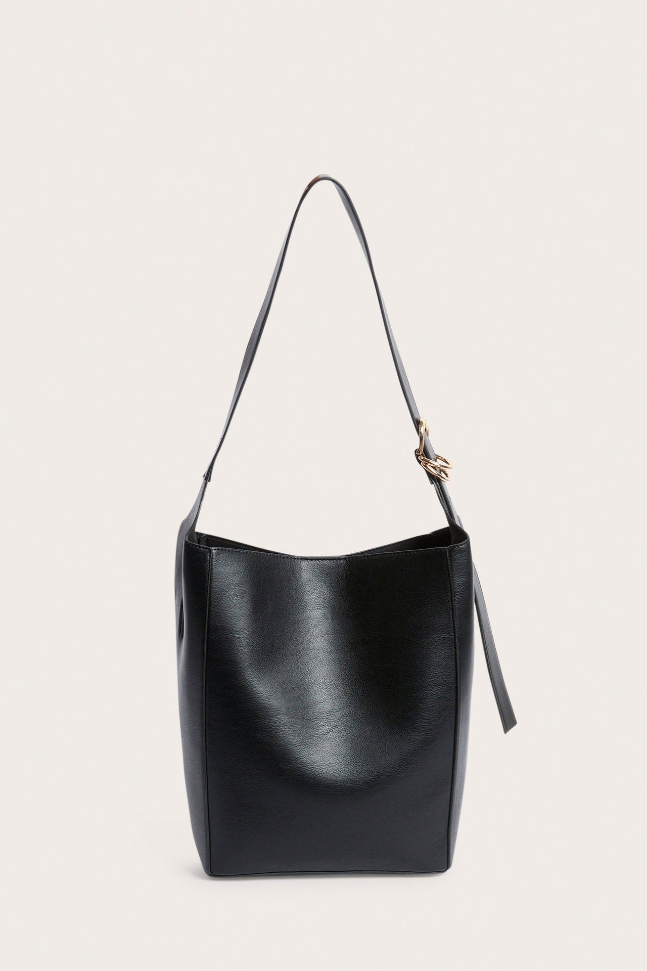 Edestä musta, yksivärinen PU-käsilaukku säädettävällä olkahihnalla ja kultaisella yksityiskohdalla.