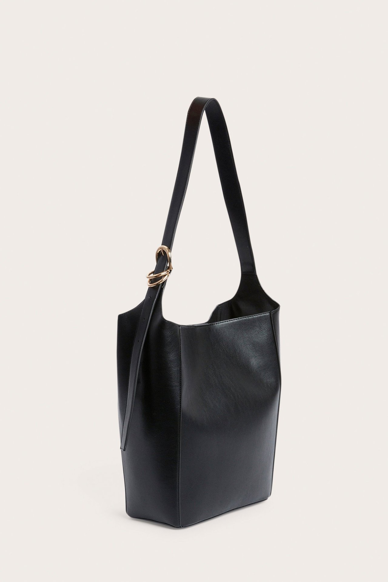 Sivukuva mustasta tekonahkalaukusta säädettävällä olkahihnalla ja kullanvärisillä yksityiskohdilla.