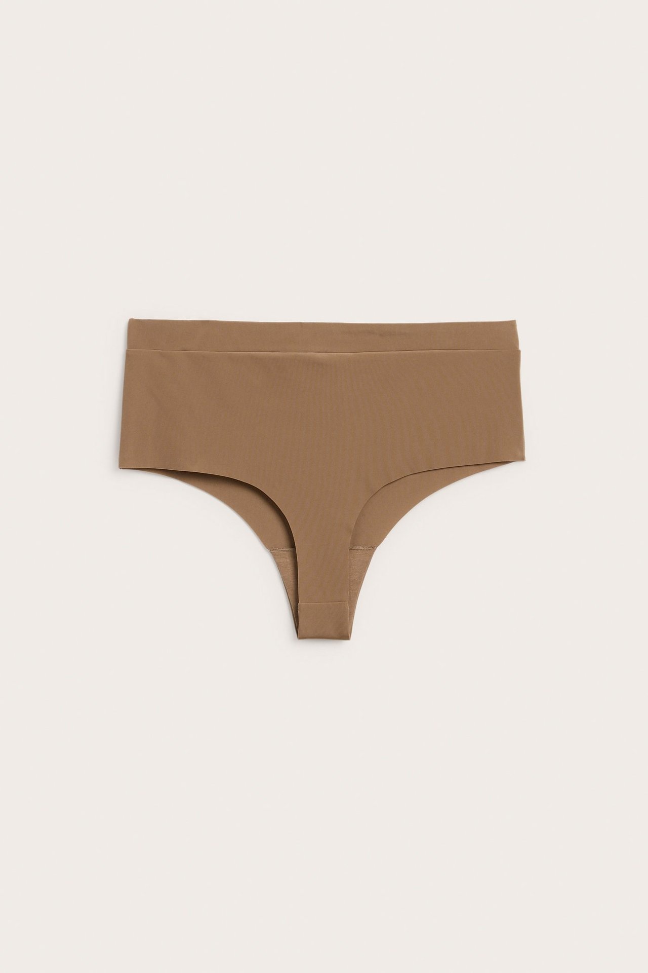 Forfra, en brun, sømløs mikro stringtruse med elastisk linning.