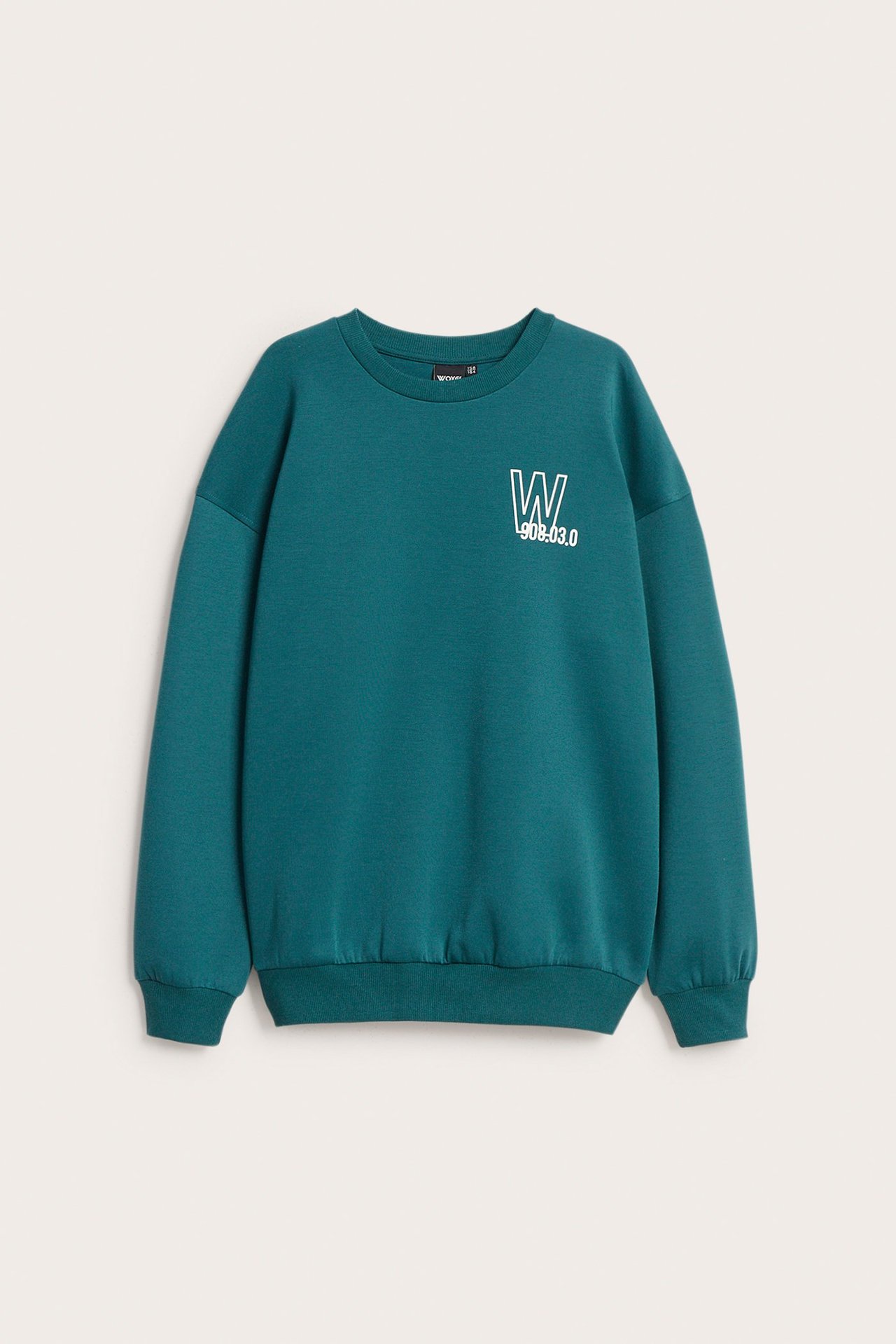 Frontvisning av en mørkegrønn sweatshirt i scubamateriale med hvitt grafisk trykk foran.