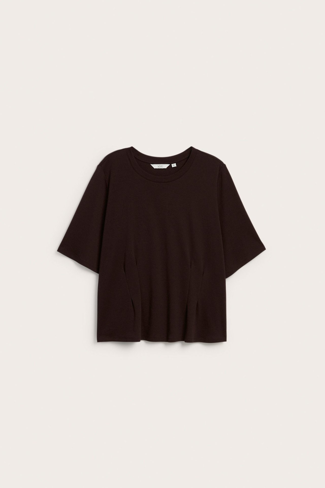 Widok z przodu: bordowy top z mieszanki bawełny z krótkimi bufiastymi rękawami i szwami modelującymi.