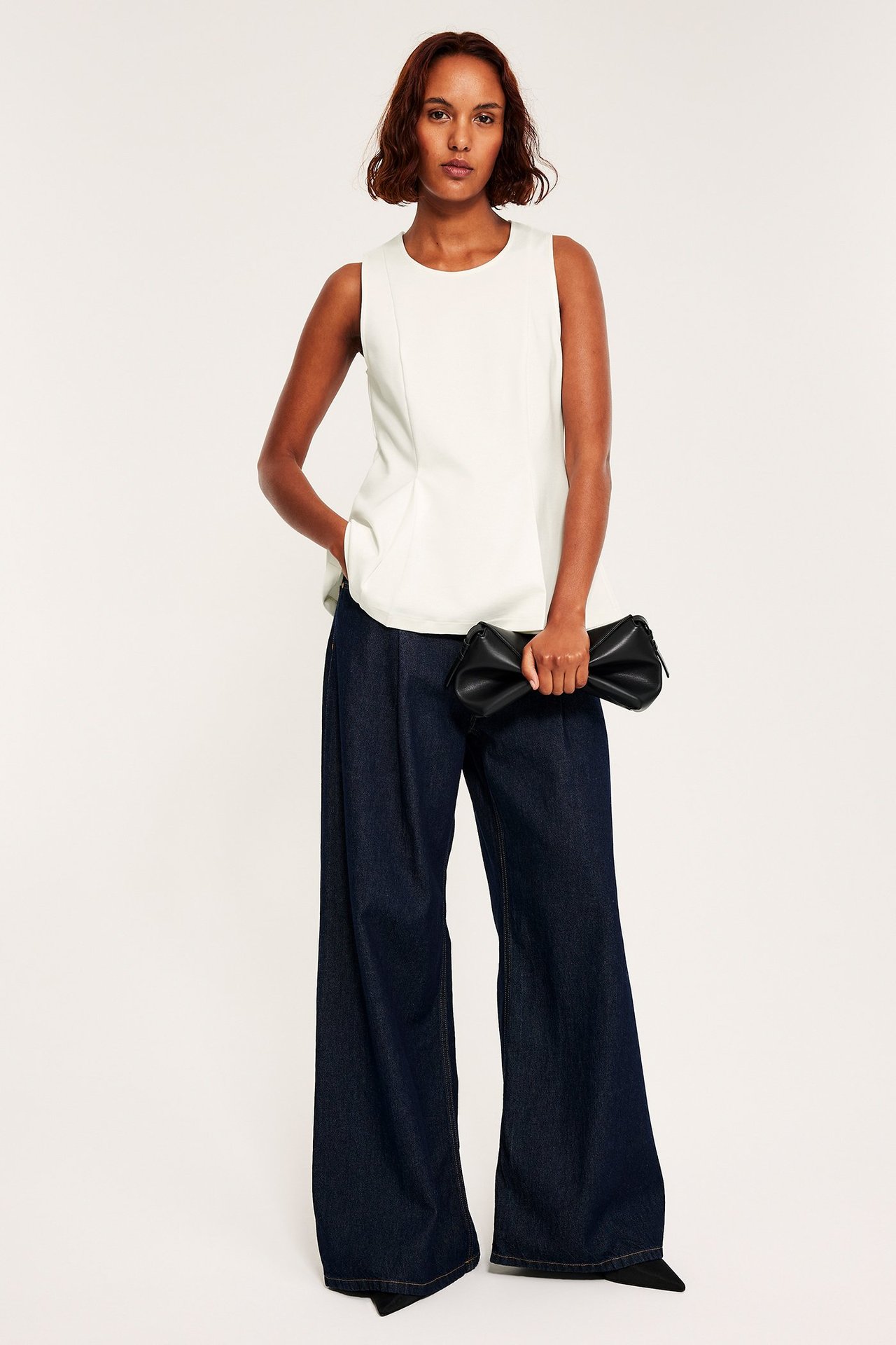 Offwhite peplum-topp i punto, kvinne, uten ermer, tettsittende, med lagdelt design.