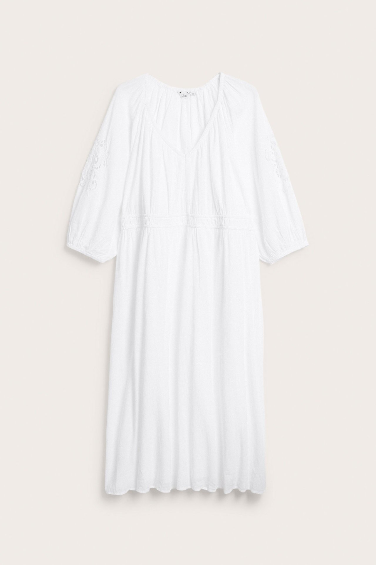 Frontvisning: Hvit lang bomullskjole med V-hals, elastisk midje og broderte ermer.