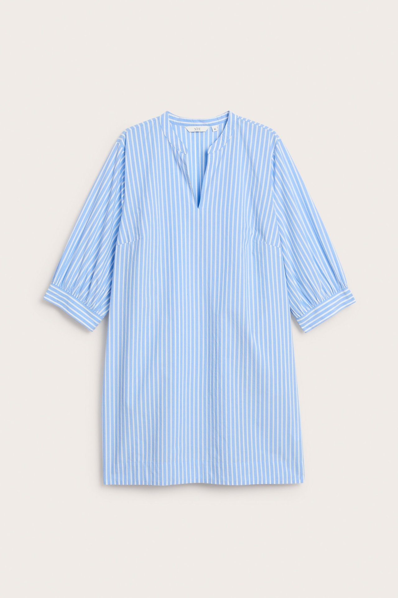 Framifrån, knälång klänning i ljusblå- och vitrandig bomullspoplin med 3/4-ärm och v-ringning.