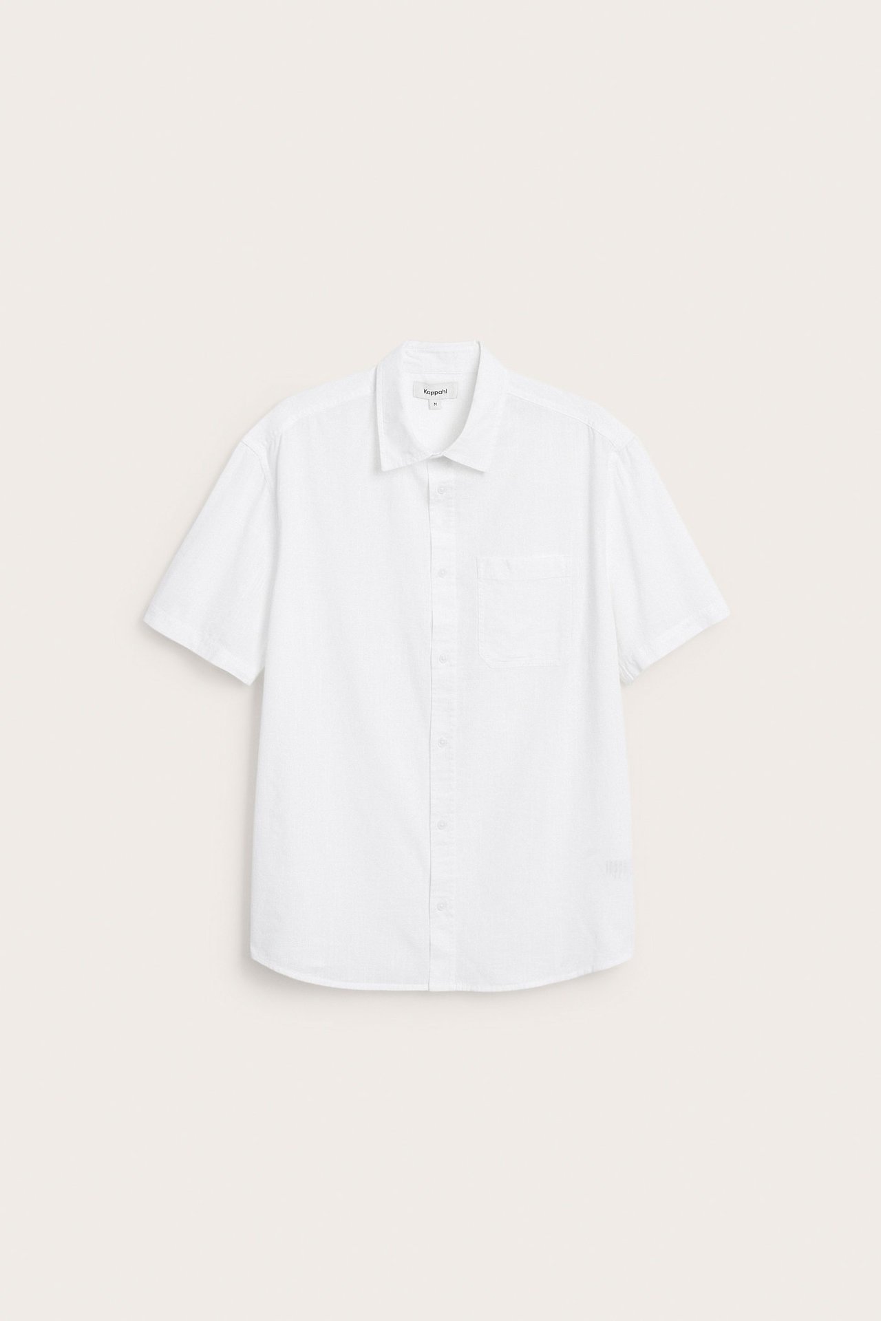 Forfra: Hvit regular fit kortermet skjorte med strukturmønster, normal krage og brystlomme.