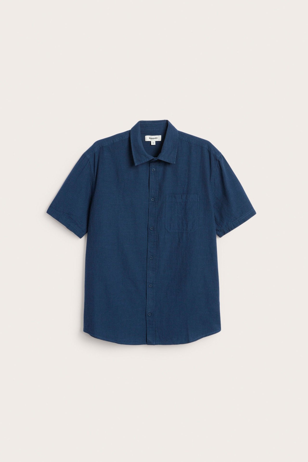 Frontbilde av en blå, regular fit, kortermet herreskjorte med strukturert tekstur og brystlomme.