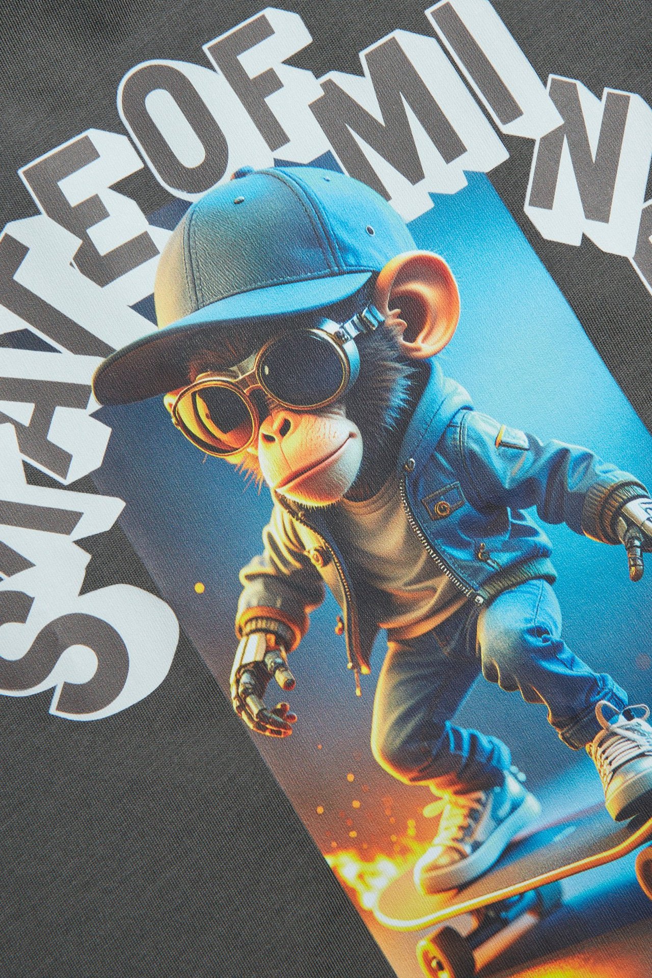 Zbliżenie czarnego bawełnianego T-shirtu z nadrukiem małpy na deskorolce.