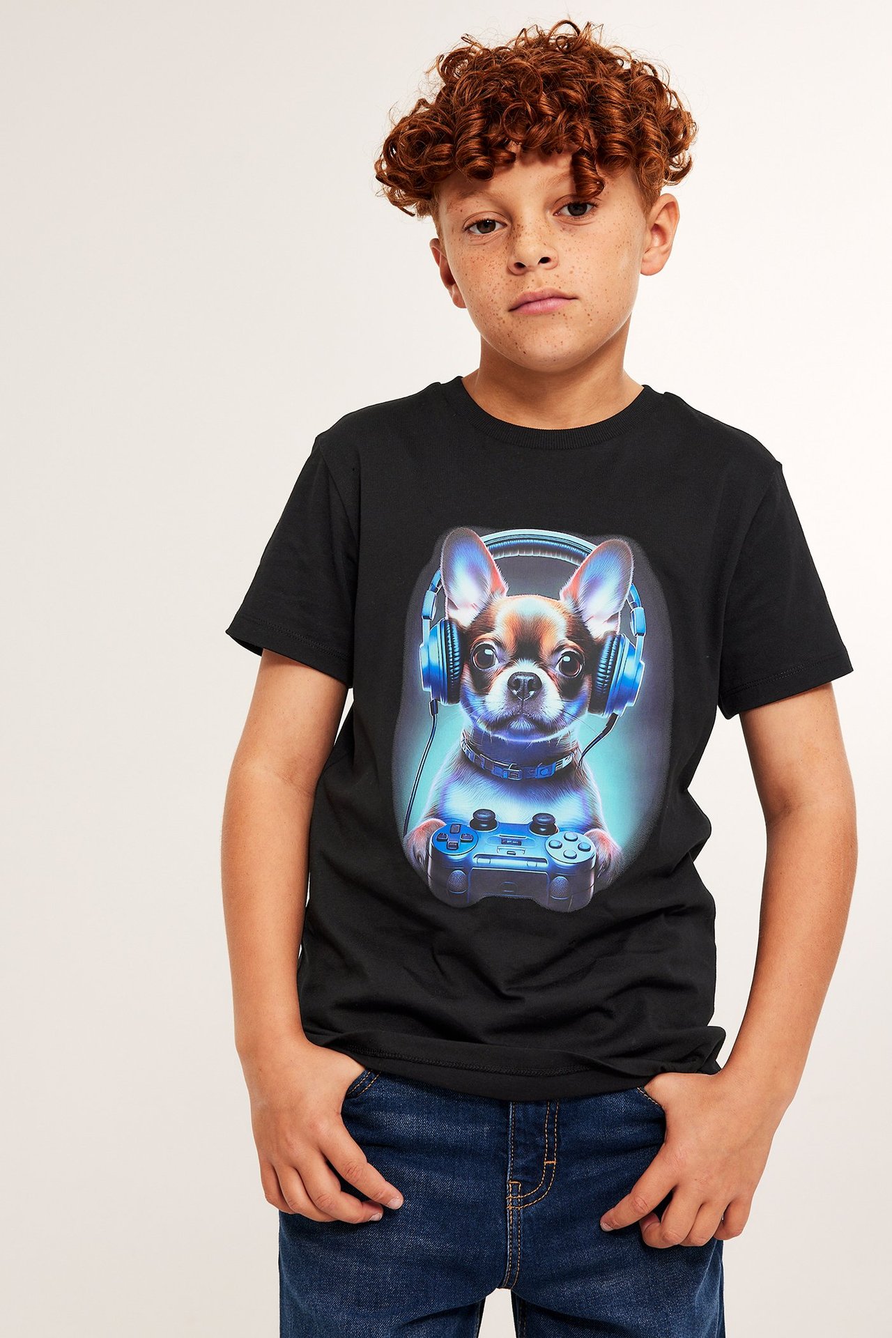 Barntröja i svart med framträdande tryck av en hund med hörlurar och spelkontroll.