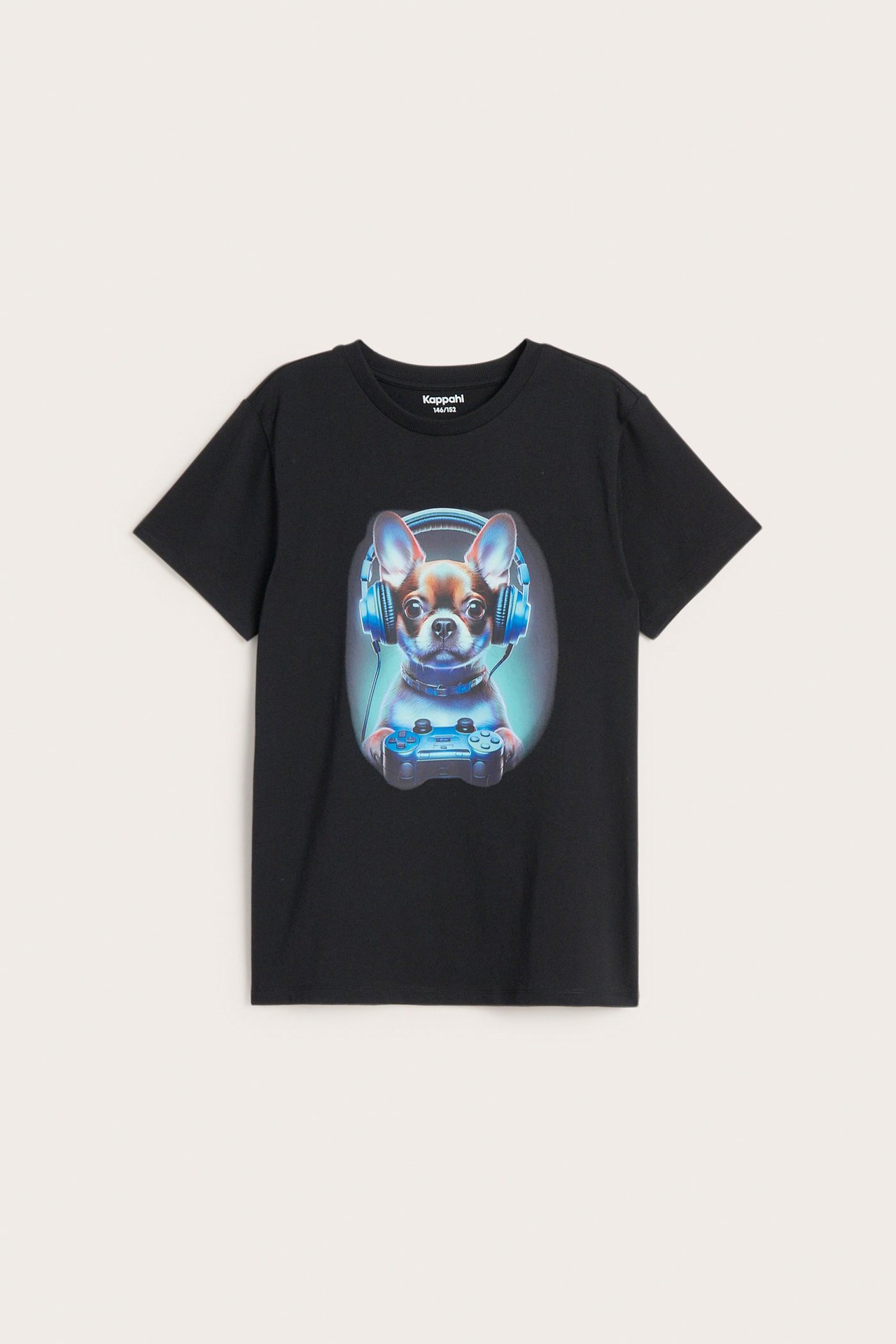 Svart kortärmad t-shirt för barn med tryck av en chihuahua som bär hörlurar och håller en spelkontroll.