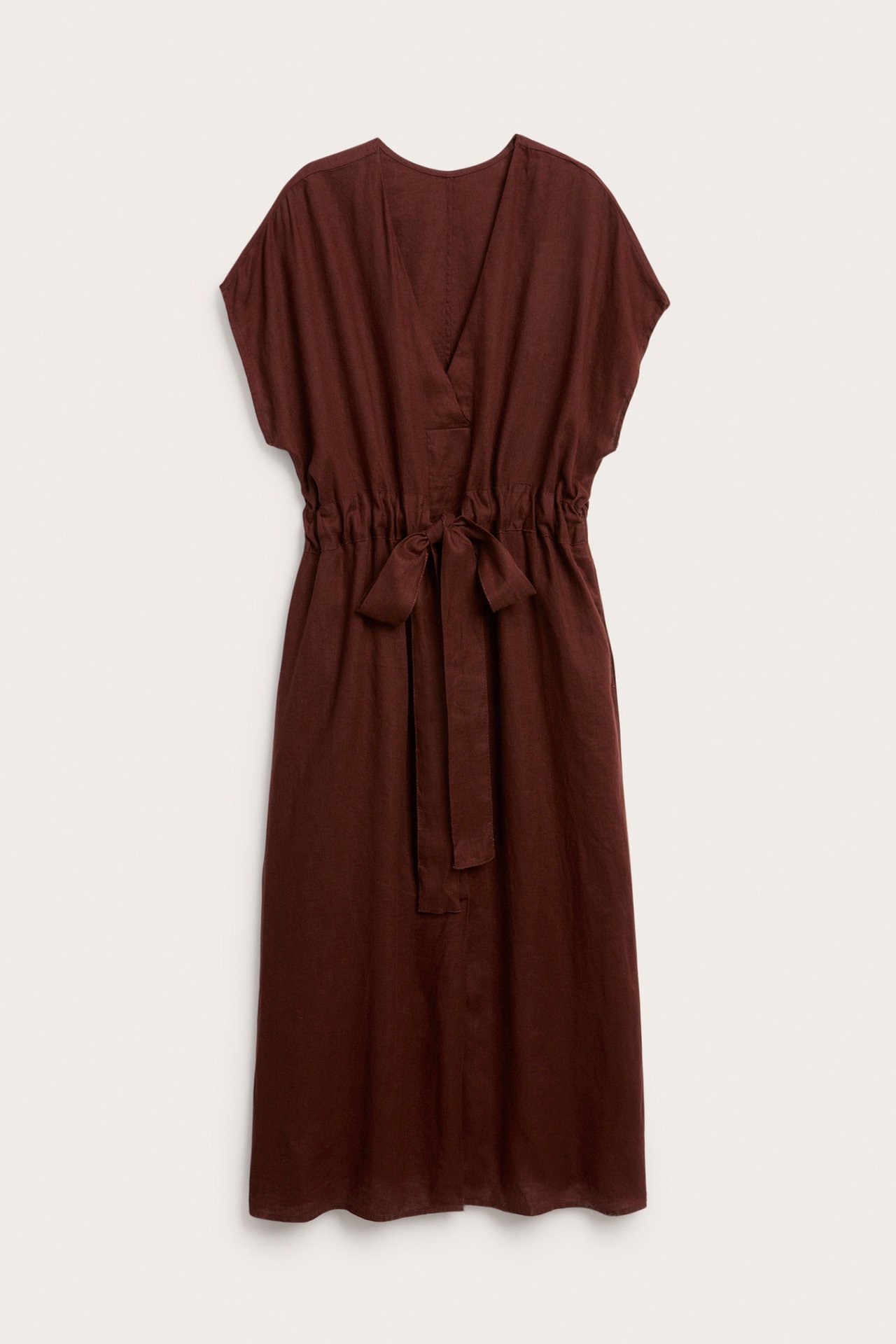 Framsida av en vinröd linneklänning med v-ringning, korta ärmar och knytbälte i elastisk midja.