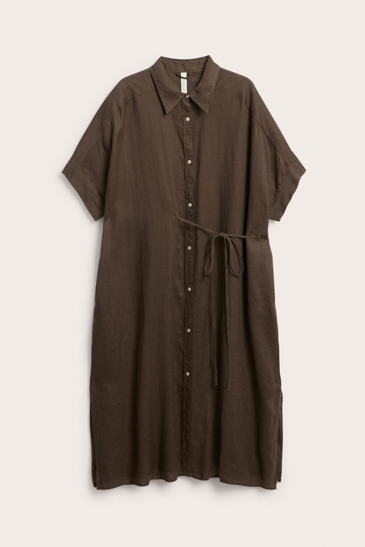 Edestä: ruskea pellavainen paitamekko lyhyillä hihoilla, napituksella ja solmittavalla vyötäröllä.
