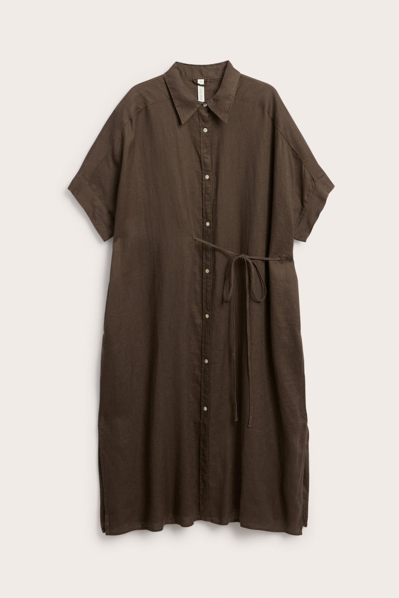 Framifrån: brun linneskjortklänning med korta ärmar, knäppning fram och knytband i midjan.