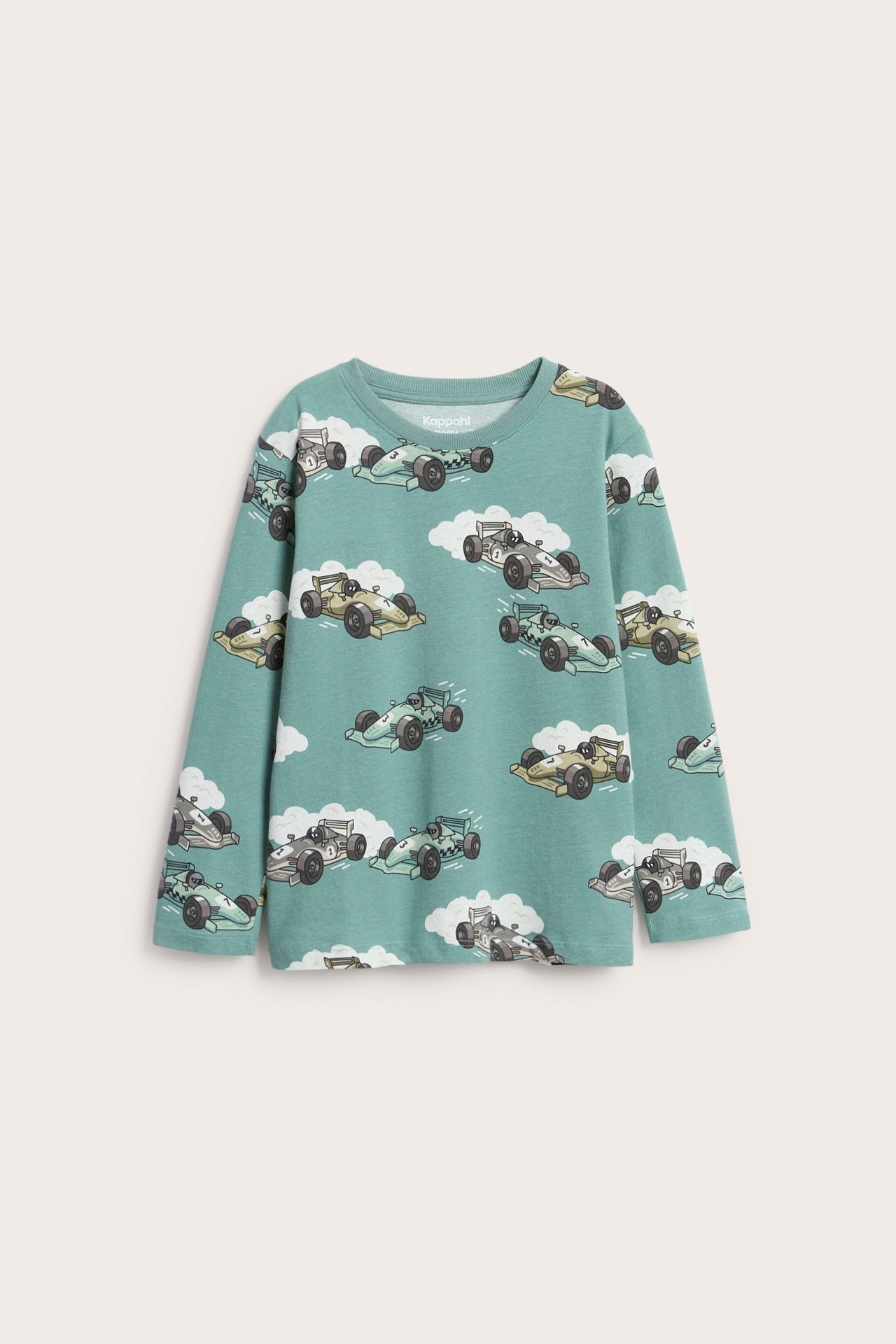 Frontvisning av en mintgrønn langermet bomulls-t-skjorte for barn med print av racerbiler og skyer.