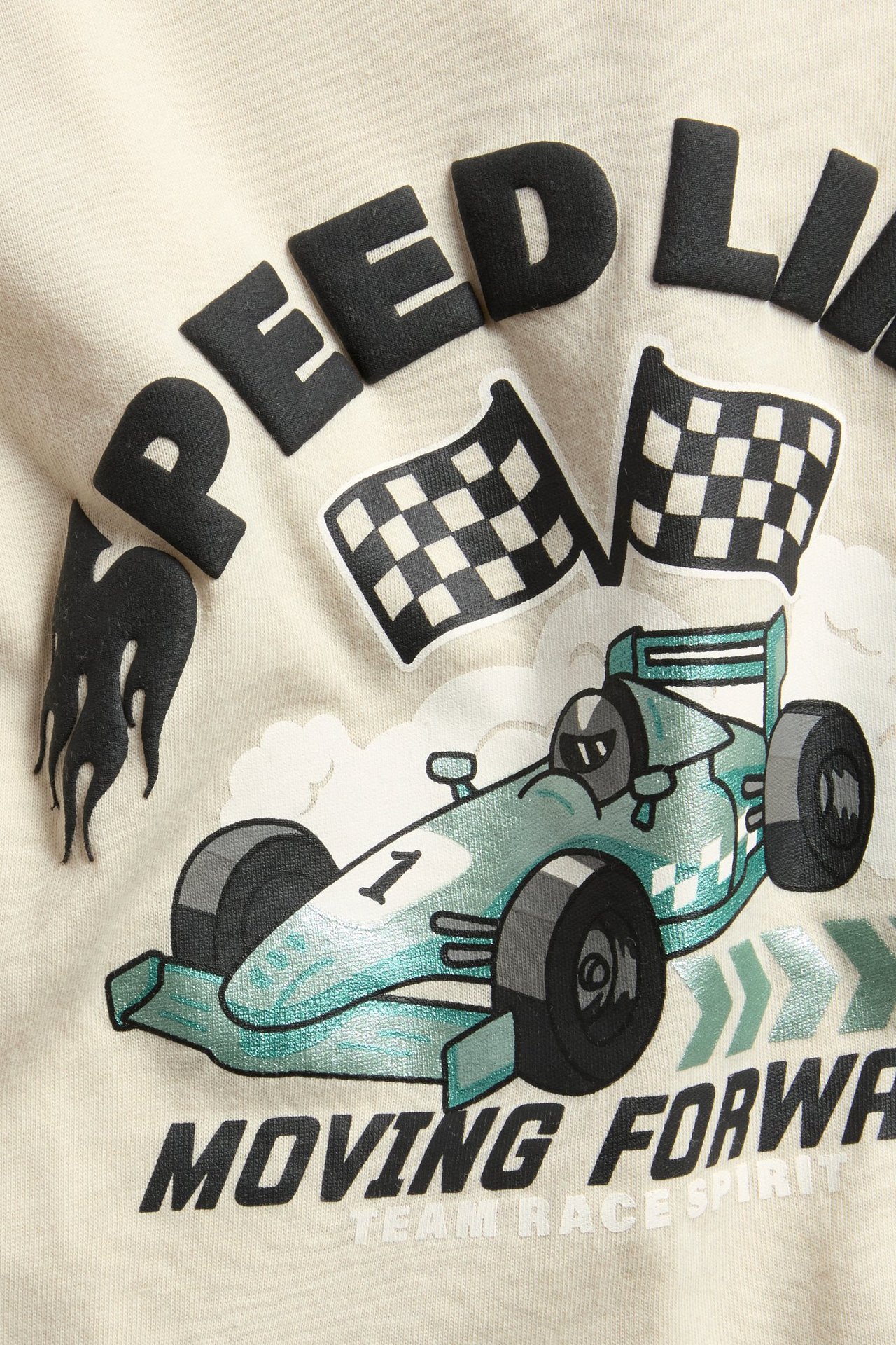 Przedni widok beżowej bawełnianej koszulki z długim rękawem, z nadrukiem turkusowego samochodu wyścigowego i flag.