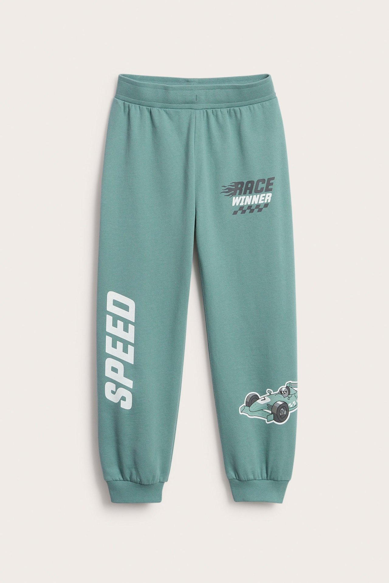 Widok z przodu: dziecięce jasnozielone spodnie dresowe z nadrukiem "SPEED" i grafiką wyścigówki.