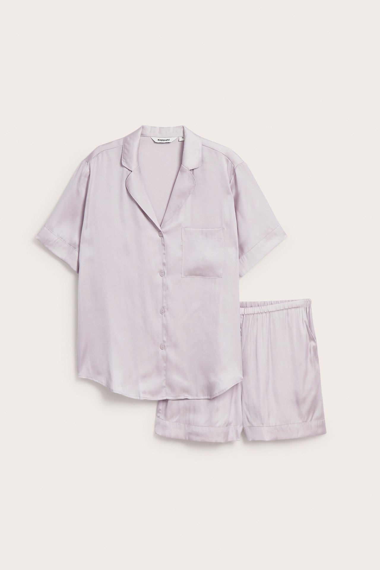 Framifrån, lila pyjamasset i viskosmix för dam, med kortärmad skjorta och shorts.