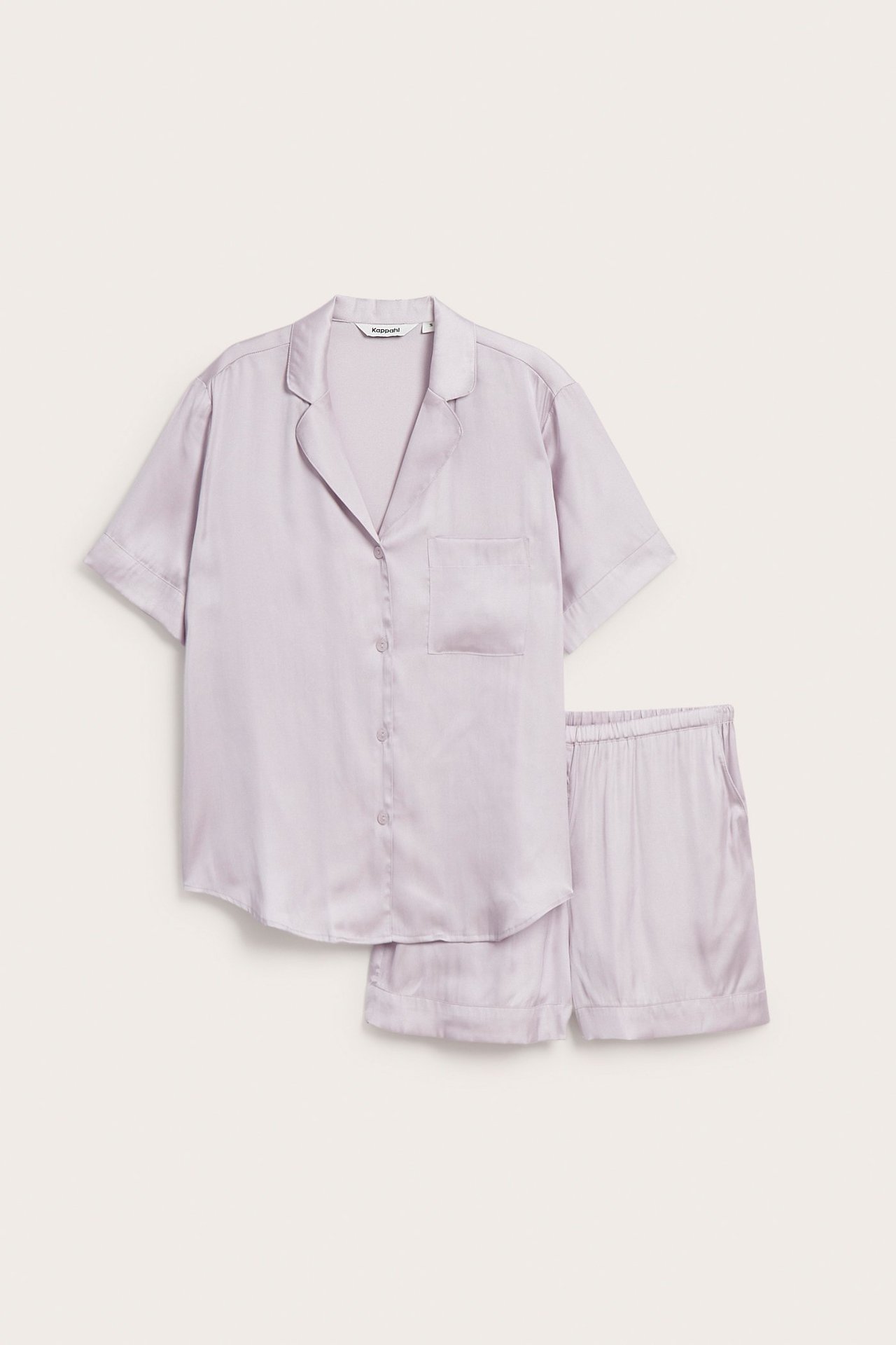 Edestä, naisten vaalea lila viskoosisekoitepyjamasetti lyhythihaisella paidalla ja shortseilla.