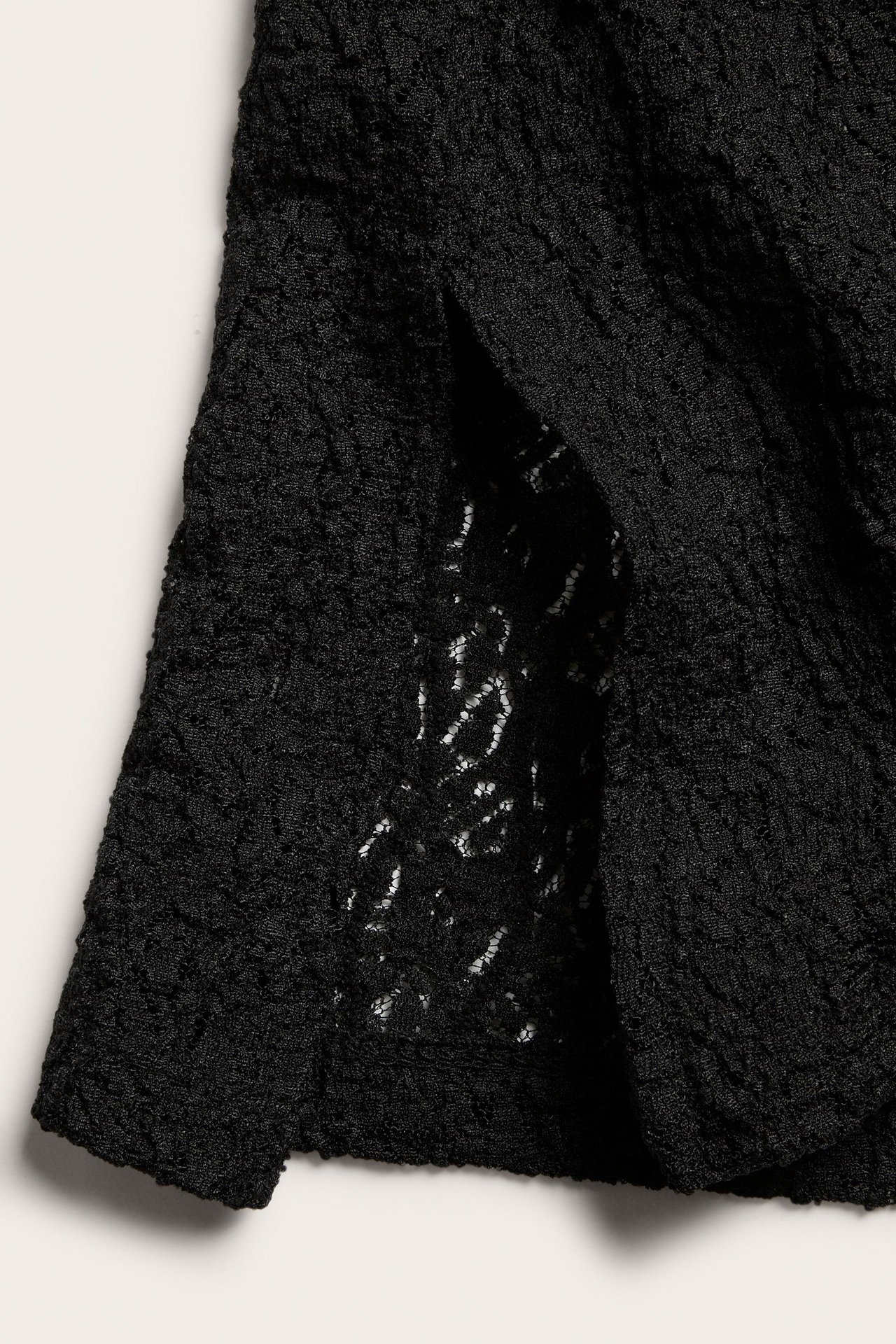 Czarna koronkowa bluzka z bawełny, luźny krój, krótkie rękawy, warstwowy styl, przedni widok.