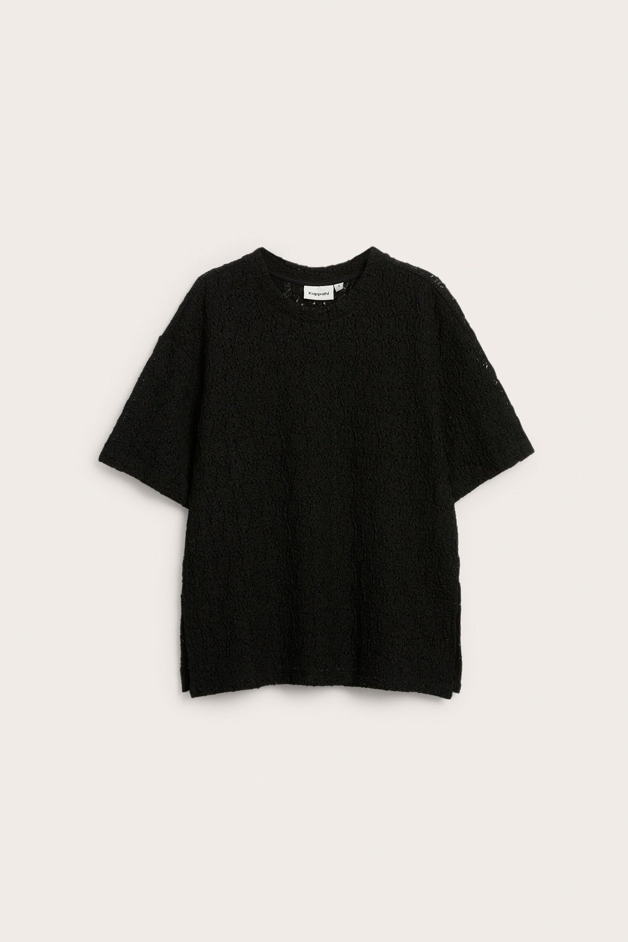 Svart blondestoff t-skjorte med korte ermer, løs passform, frontvisning.