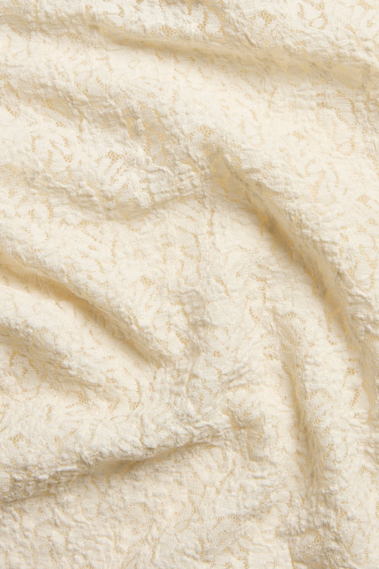 Biała koronkowa luźna koszulka z krótkim rękawem, główny materiał poliester i elastan.