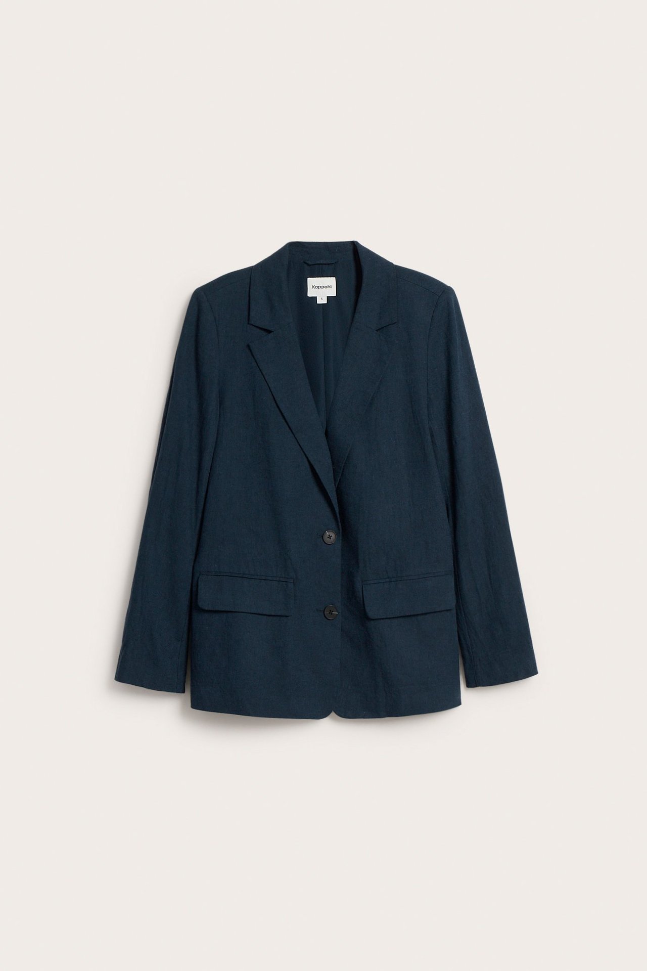 Widok z przodu ciemnoniebieskiej, melanżowej marynarki z lnu, z klapami, dwoma guzikami i kieszeniami.