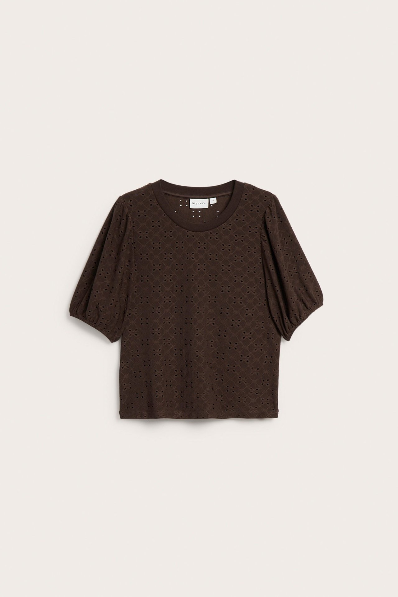 Z przodu: ciemnobrązowy top z haftem angielskim, krótkie bufiaste rękawy, okrągły dekolt.