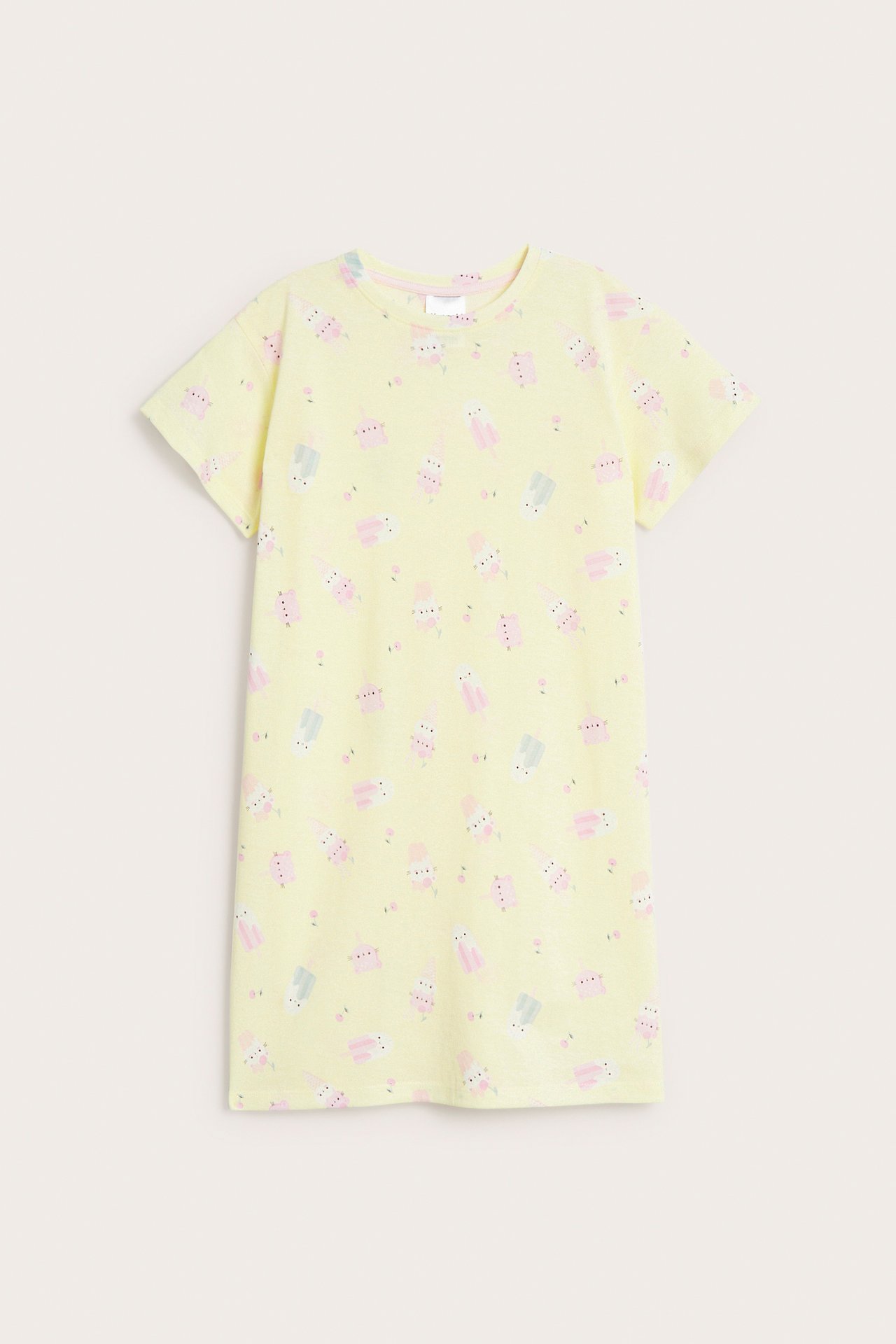 Widok z przodu: Jasnożółta bawełniana koszula nocna dziecięca, z krótkim rękawem i wzorem lodów.